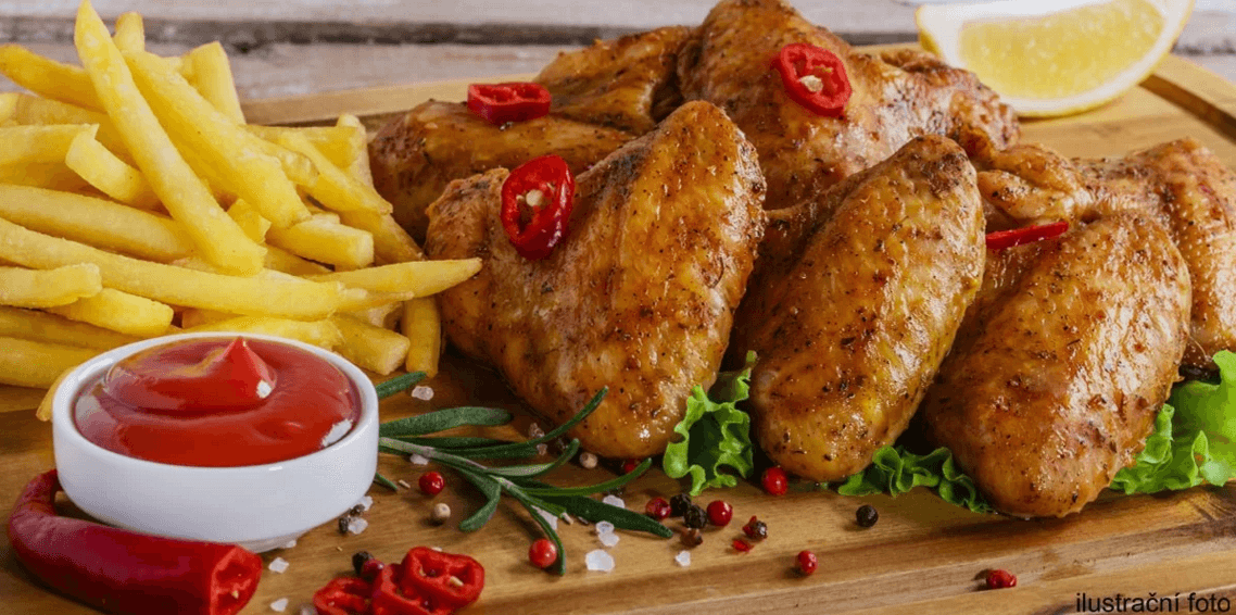 1 kg marinovaných křidélek s hranolky a omáčkami