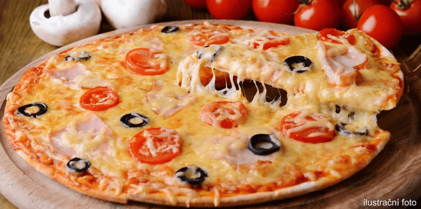 Dvě pizzy velké jako kola od vozu