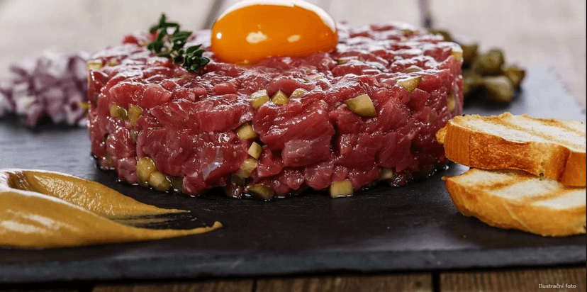 300g tatarák z pravé svíčkové a 10 topinek