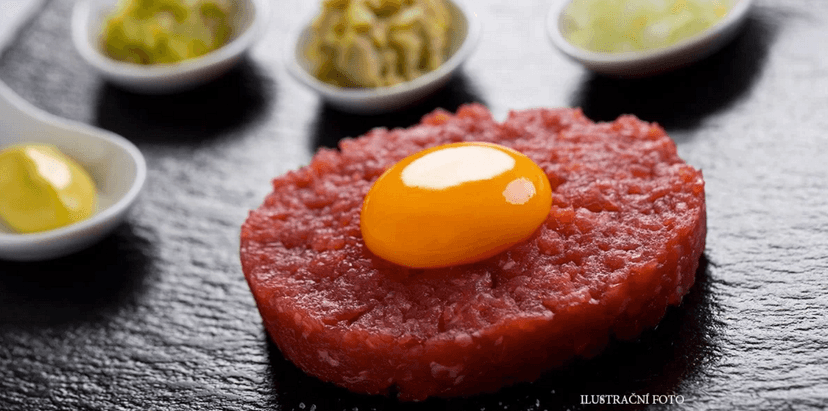 300 g tataráku z hovězí svíčkové, 8 topinek