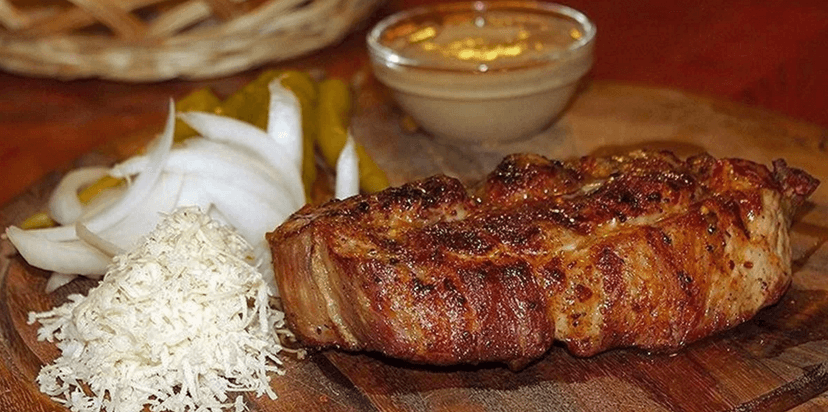 Šťavnatá krkovice z grilu s chlebem, křenem