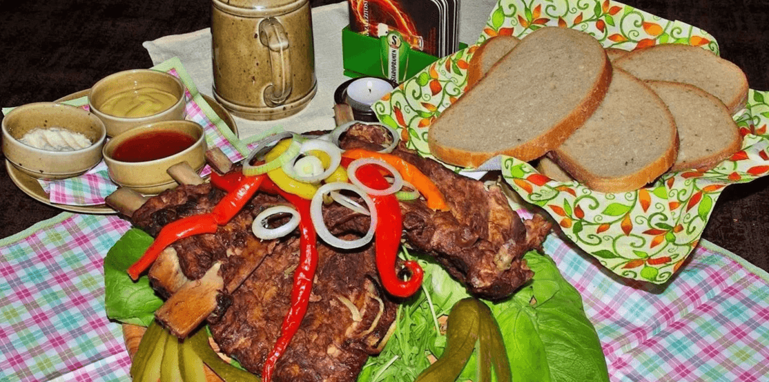 1kg šťavnatých žebírek na medu s chilli+pečivo