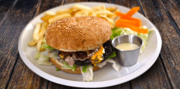 Dva burgery s hranolky, salátema a omáčkami