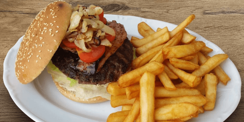 Poctivý burger Speciál s porcí zlatavých hranolků