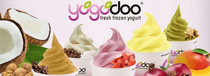 Čerstvý mražený jogurt Yogodoo s posypem a polevou