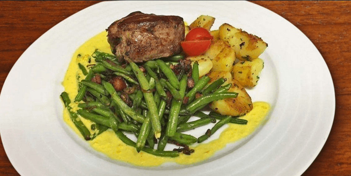 Steak z hovězí svíčkové na fazolových luscích