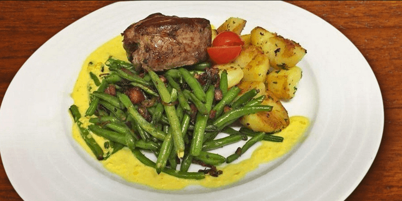 Steak z hovězí svíčkové na fazolových luscích