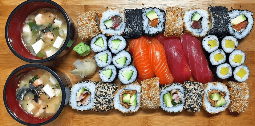 32 sushi kousků a dvě polévky