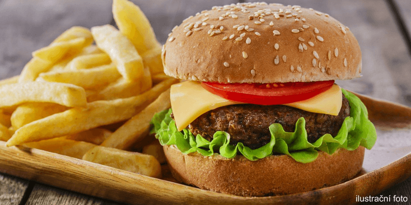 Nabitý hovězí burger se slaninou a s hranolky