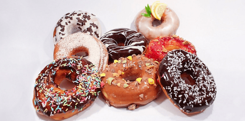 Dvě obří americké koblihy od Daniel's Donuts