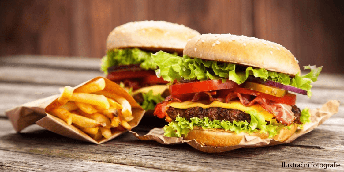 Dva naducané hovězí burgery a hranolky