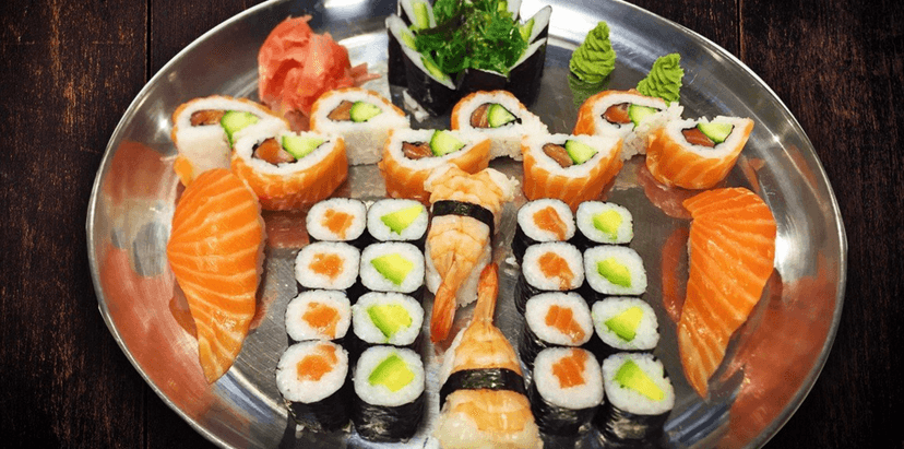 Sushi set včetně wasabi a dalších ingrediencí