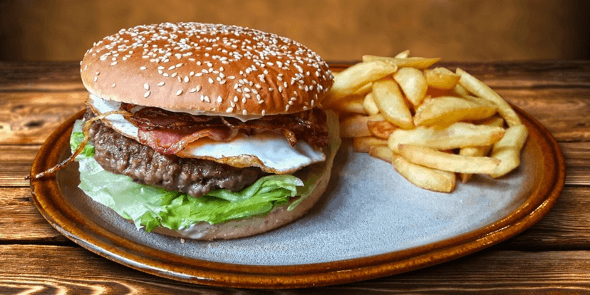 Dva dokonale poskládané hovězí burgery