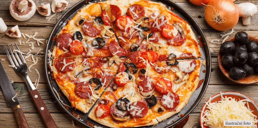 2 bohatě zdobené pizzy