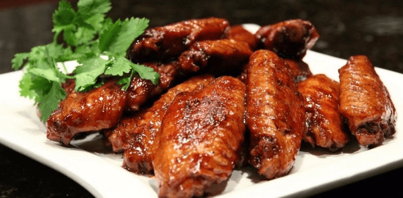 1 kg pikantně pečených kuřecích křidélek