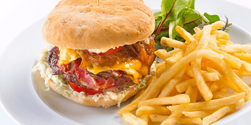 Pěkně rostlý burger s bohatou náplní,hranolky