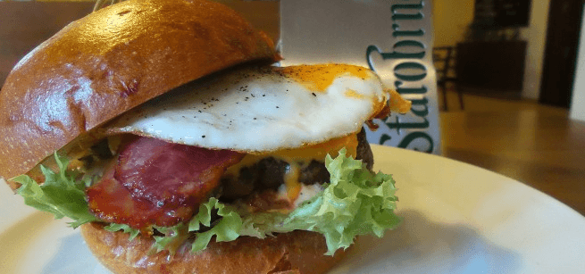 Hovězí burger v domácí bulce s vejcem a slaninou