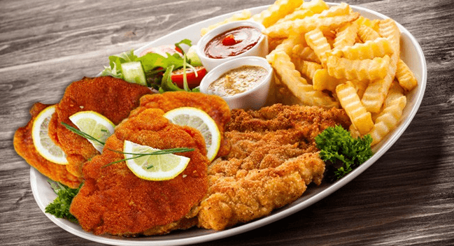 500 g smažených kuřecích řízečků + 400 g hranolek