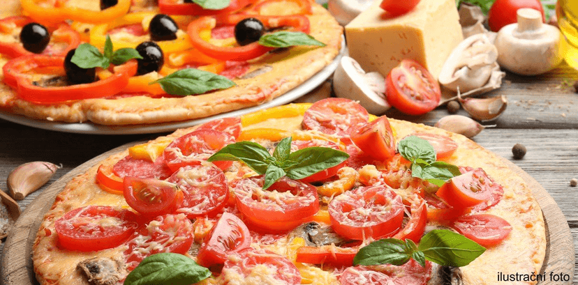 Dvě ručně tahané pizzy plné ingrediencí