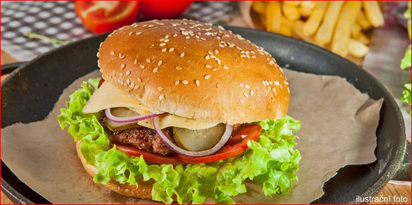 Dva napěchované Big burgery s porcí hranolků