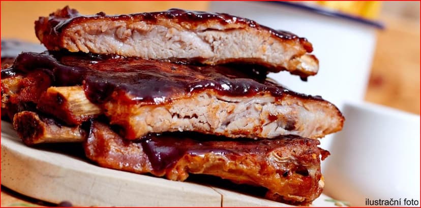 Kilo masitých zauzených žebírek z grilu