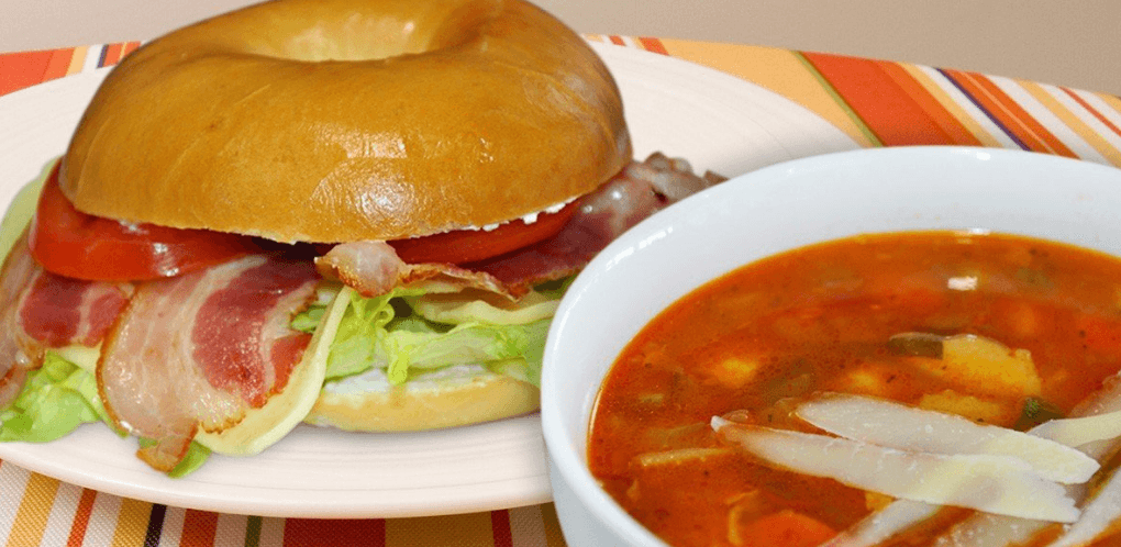 Domácí polévka a bagel