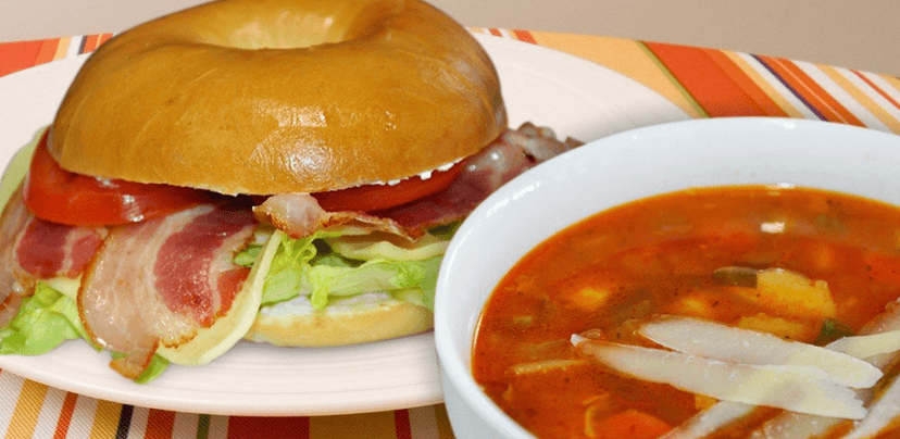 Domácí polévka a bagel