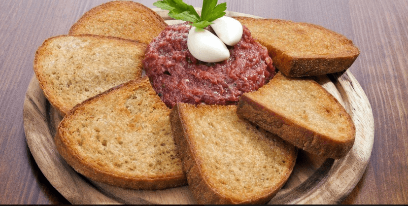 Poctivý 200g tatarák s topinkami