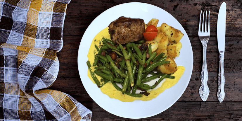Steak z hovězí svíčkové, fazolové lusky a brambory