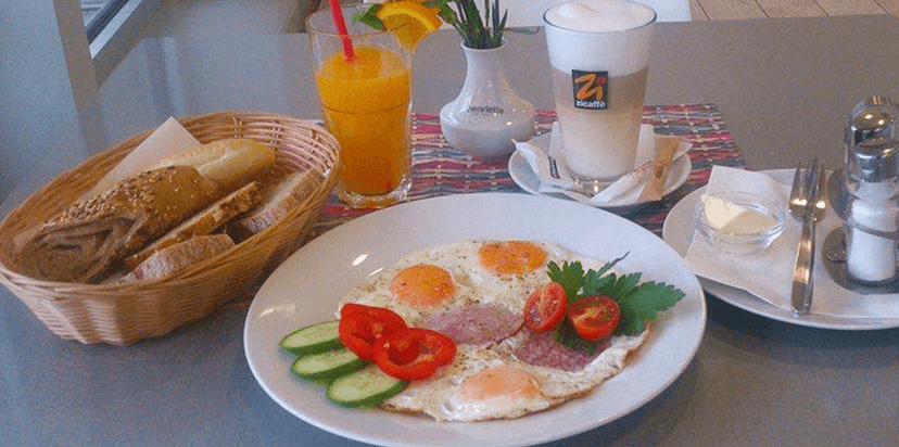 Výběr ze 4 jídel, káva a pomerančový fresh