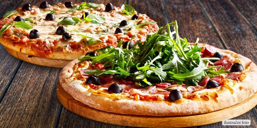 2 křupavé pizzy poseté lahodnými ingrediencemi