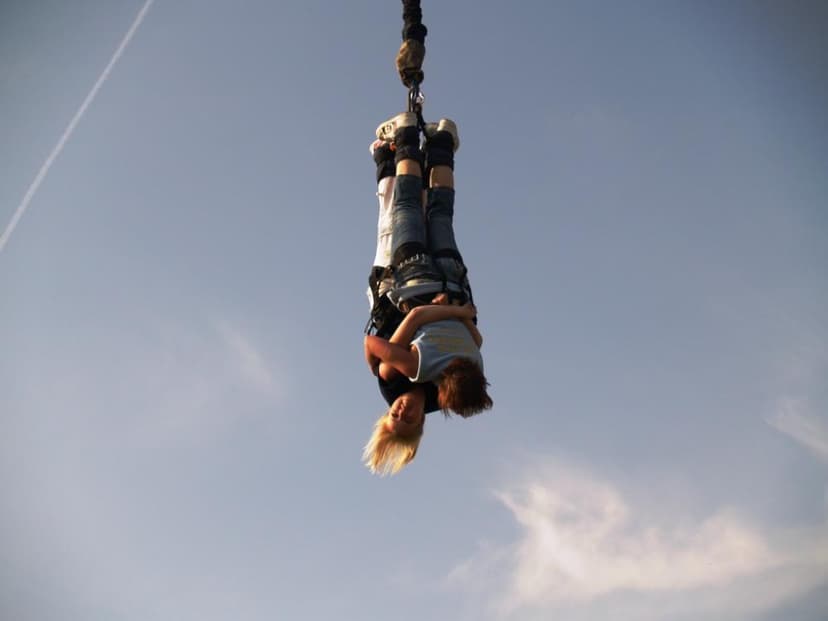 Bungee jumping z jeřábu