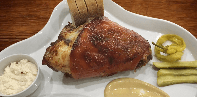 1,2 kg grilovaného vepřového kolena s chlebem