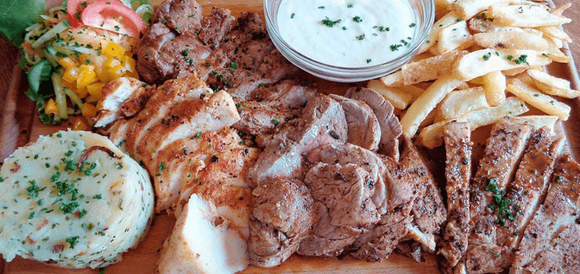 Steakové prkno s přílohami a zeleninou