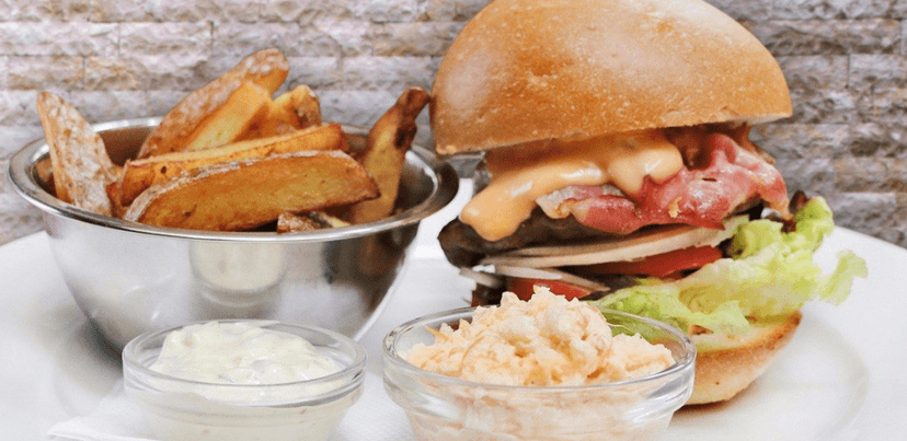 Burger včetně domácích hranolků a salátu Coleslaw