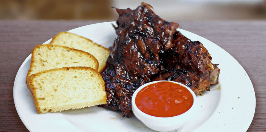 Špičková grilovaná žebra s BBQ omáčkou