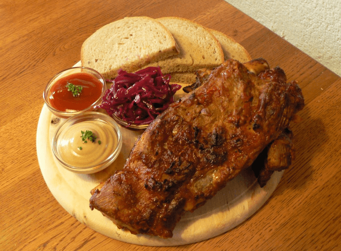 2× 450 g propečených a marinovaných žeber
