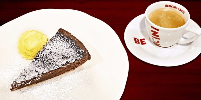 Čokoládový moučník se zmrzlinou a espresso