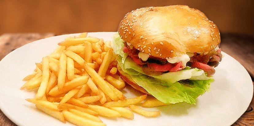 Pikantní burger nebo cheeseburger s hranolky