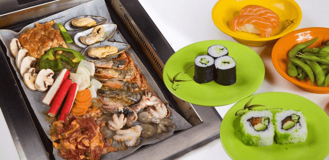 Running sushi a grilování na stole