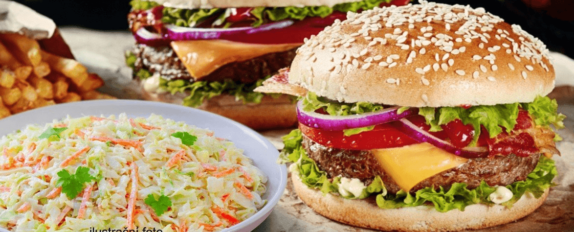 Dva hovězí burgery hranolky a salát coleslaw