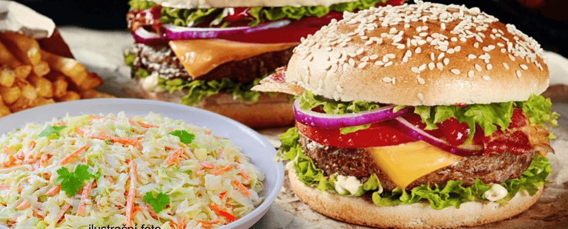Dva hovězí burgery hranolky a salát coleslaw
