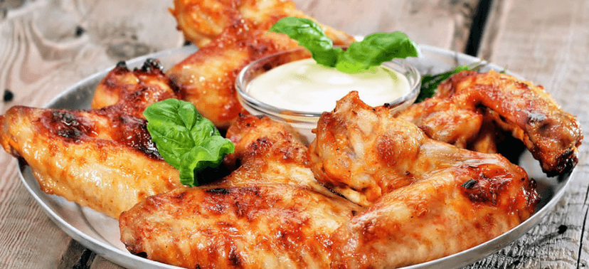 2 kg kuřecích křídel, 3 druhy omáček + pečivo