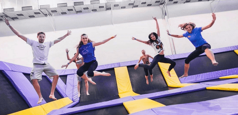 Skákání na trampolínách v zábavním JumpParku