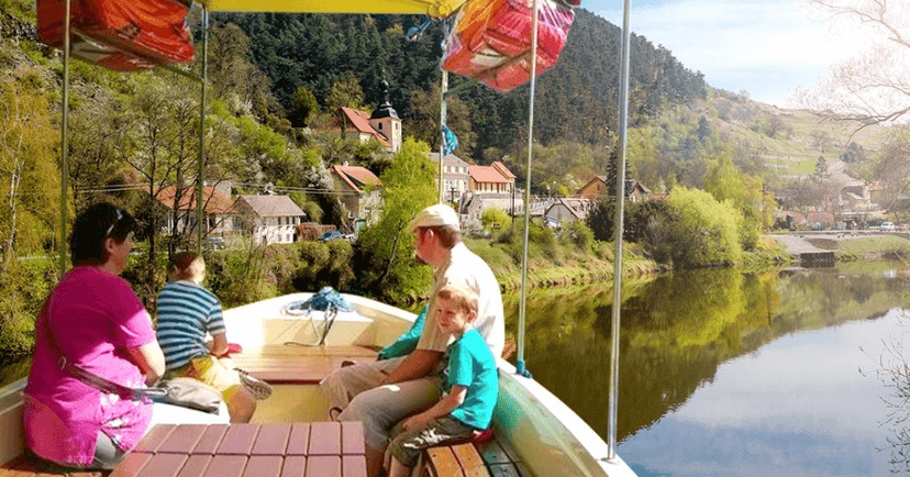 Vyhlídkové plavby karlštejnským podhradím