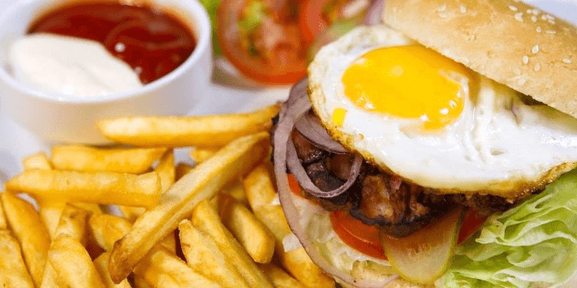 XL burger a porcí hranolků