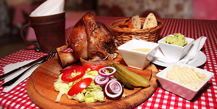 1 kg grilovaného kolena s chlebem i křenem