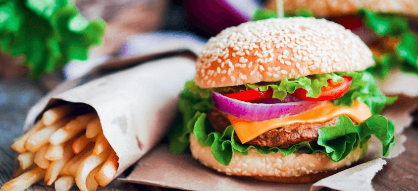 Burger menu se zelným salátem a hranolky