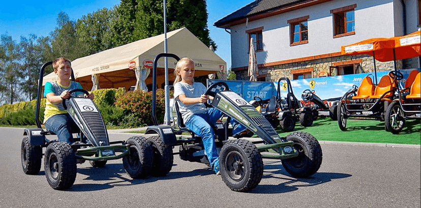 Hodinové řádění se šlapacím auťákem