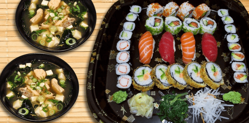 Dvě polévky miso a famózní japonský sushi set